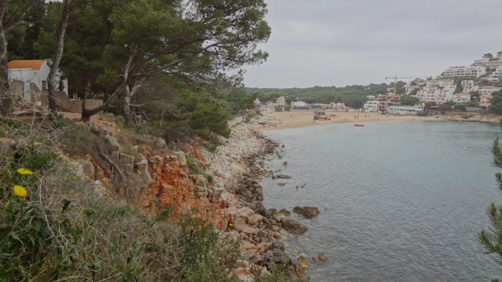 Vista de cala Montgó, en la costa del Montgrí, desde los Refrescadors