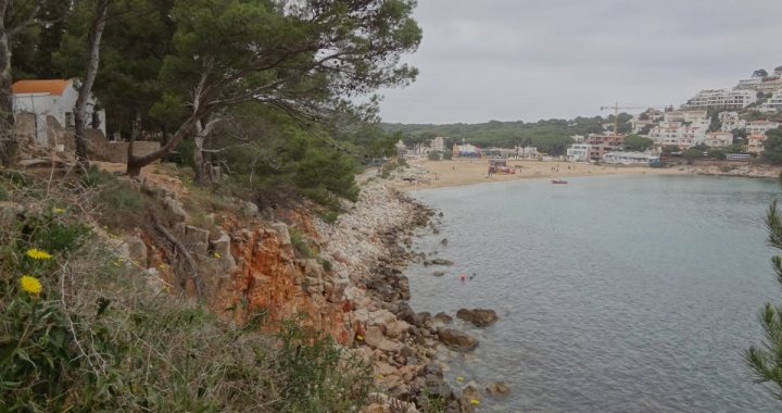 Vista de cala Montgó, en la costa del Montgrí, desde los Refrescadors