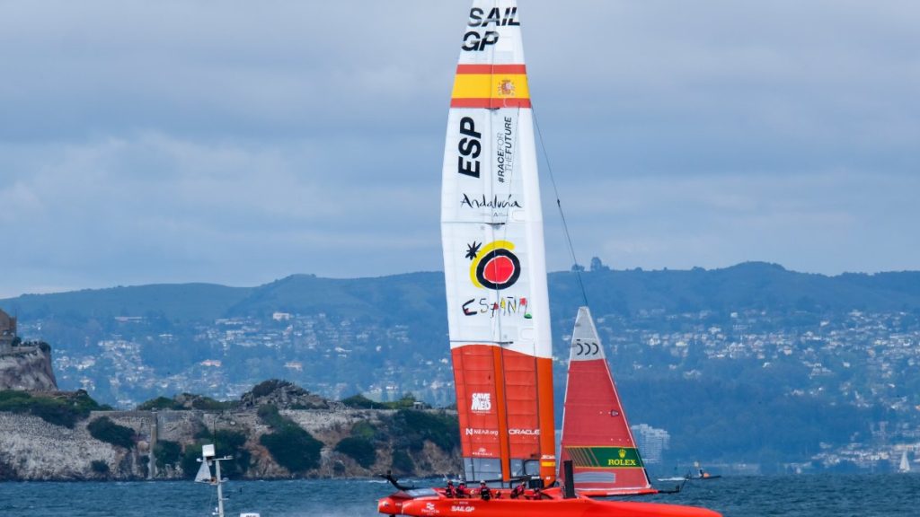 El F50 del equipo español de SailGP navega en foiling en la bahía de San Francisco durante la Gran Final de 2023