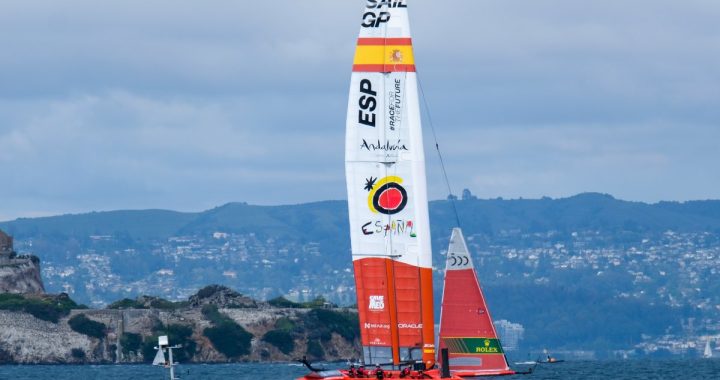 El F50 del equipo español de SailGP navega en foiling en la bahía de San Francisco durante la Gran Final de 2023