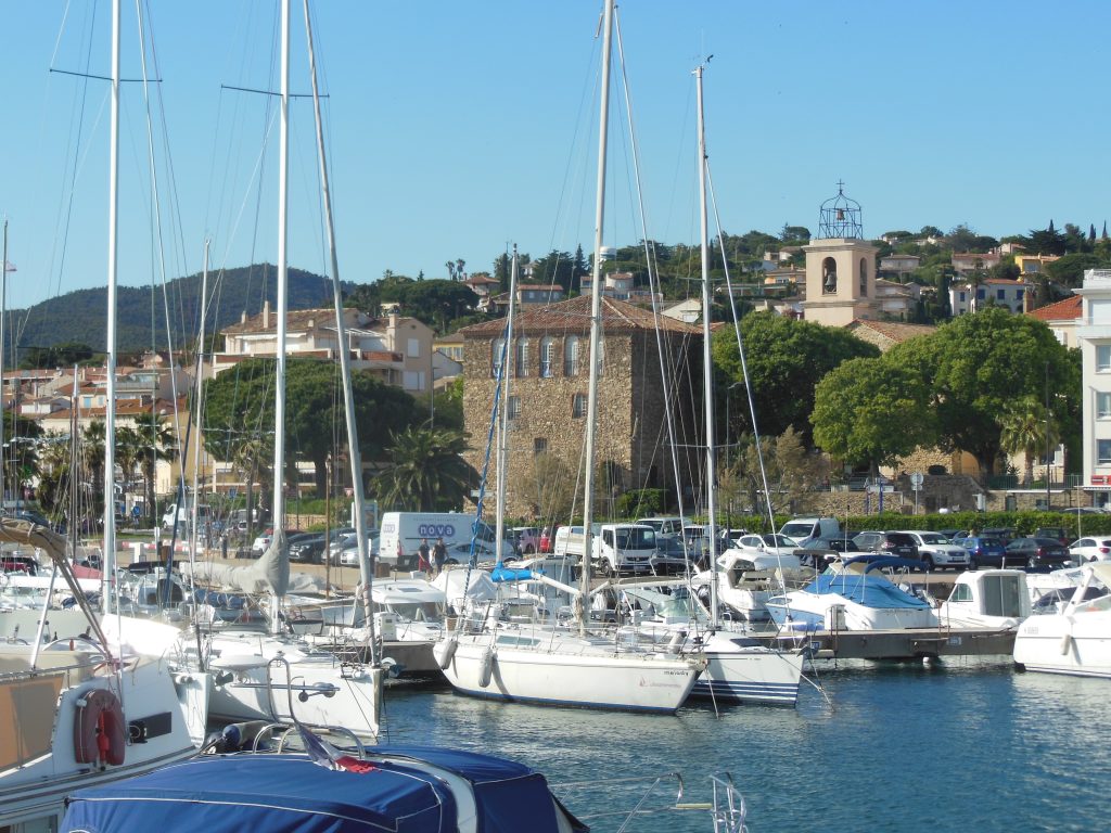 Barcos amarrados en el puerto deportivo de Sainte-Maxime, con la Torre Cuadrada y la iglesia al fondo (foto de 2019)