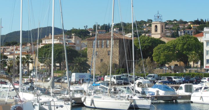 Barcos amarrados en el puerto deportivo de Sainte-Maxime, con la Torre Cuadrada y la iglesia al fondo (foto de 2019)