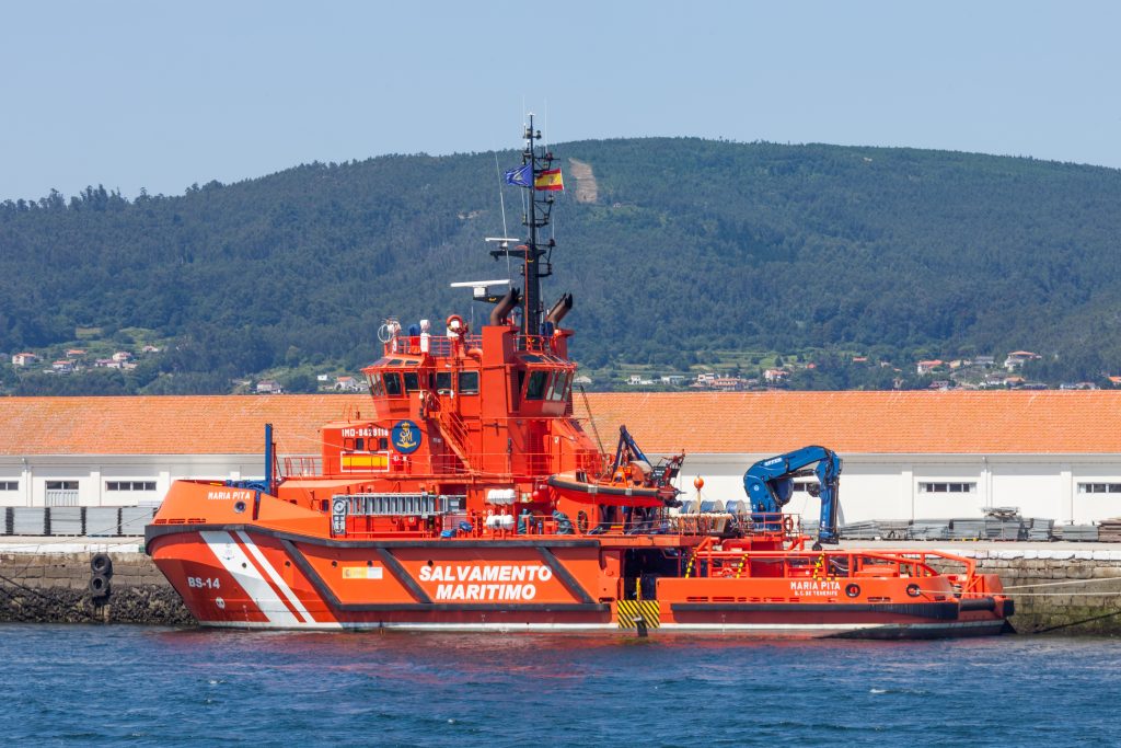 Buque de Salvamento Marítimo de casco naranja amarrado en el puerto de Marín (Pontevedra)