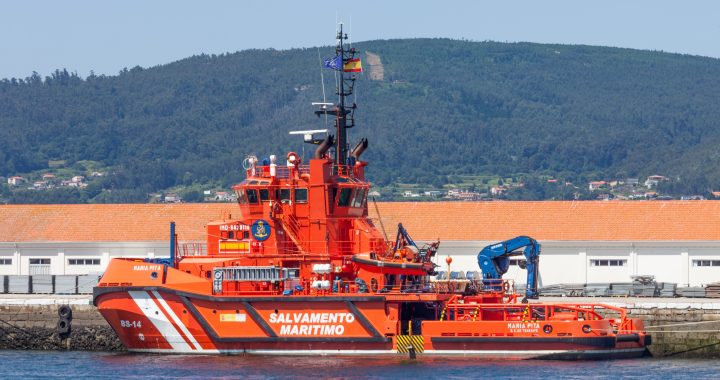 Buque de Salvamento Marítimo de casco naranja amarrado en el puerto de Marín (Pontevedra)