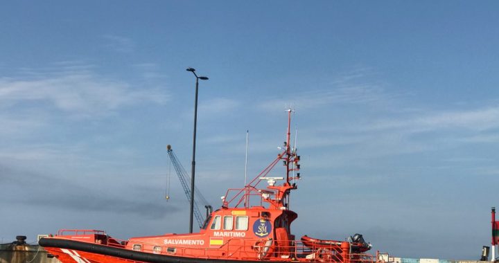 Embarcación de Salvamento Marítimo en el puerto de Palamós