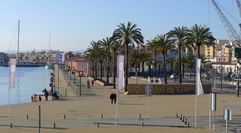 Foto de archivo (2018) del Moll de Costa del Port de Tarragona, con sus antiguos tinglados y la dársena deportiva