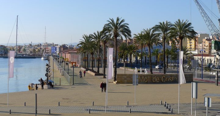 Foto de archivo (2018) del Moll de Costa del Port de Tarragona, con sus antiguos tinglados y la dársena deportiva