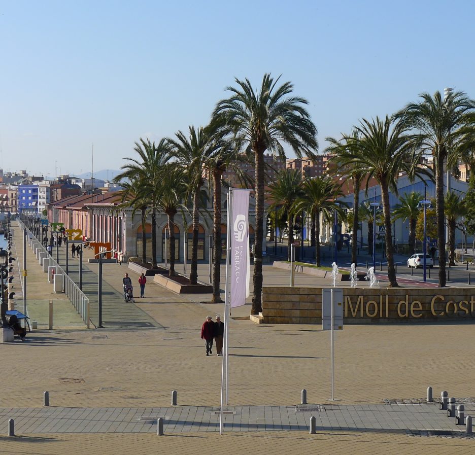Foto de archivo (2018) del Moll de Costa del Port de Tarragona, con sus antiguos tinglados y la dársena deportiva