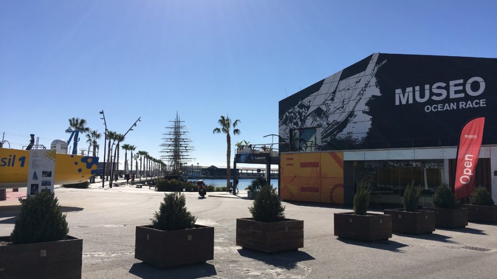 Fachada del Museo The Ocean Race, junto al barco de regatas Brasil 1, en el muelle de Levante del puerto de Alicante