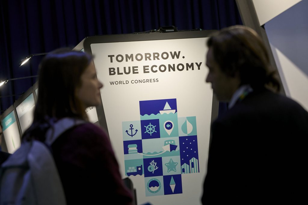 Asistentes junto al cartel del Tomorrow.Blue Economy World Congress en una edición anterior en Fira de Barcelona (foto de archivo)