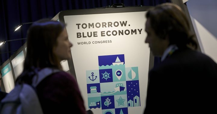 Asistentes junto al cartel del Tomorrow.Blue Economy World Congress en una edición anterior en Fira de Barcelona (foto de archivo)