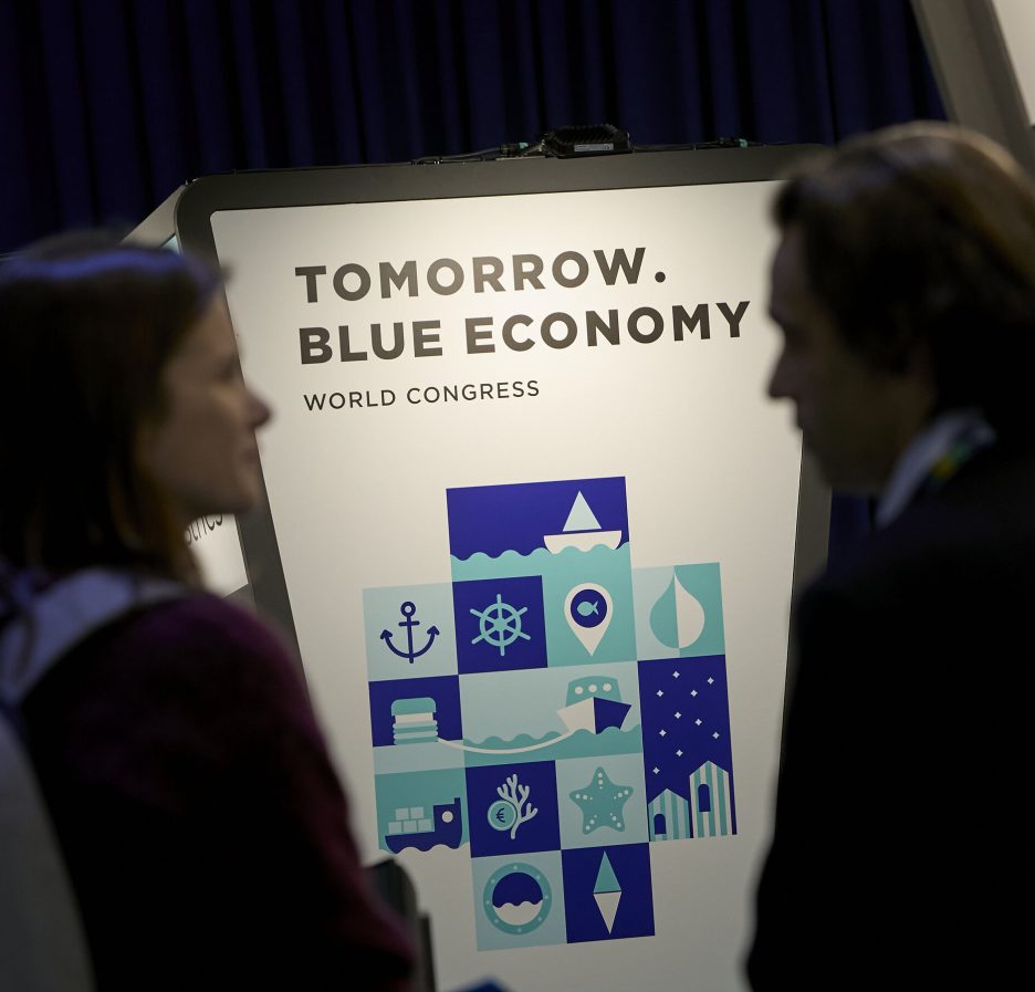 Asistentes junto al cartel del Tomorrow.Blue Economy World Congress en una edición anterior en Fira de Barcelona (foto de archivo)