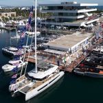 Vista aérea de los pantalanes de Marina Port Valencia con catamaranes y barcos a motor expuestos frente al edificio Veles e Vents durante el Valencia Boat Show