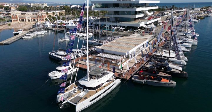 Vista aérea de los pantalanes de Marina Port Valencia con catamaranes y barcos a motor expuestos frente al edificio Veles e Vents durante el Valencia Boat Show