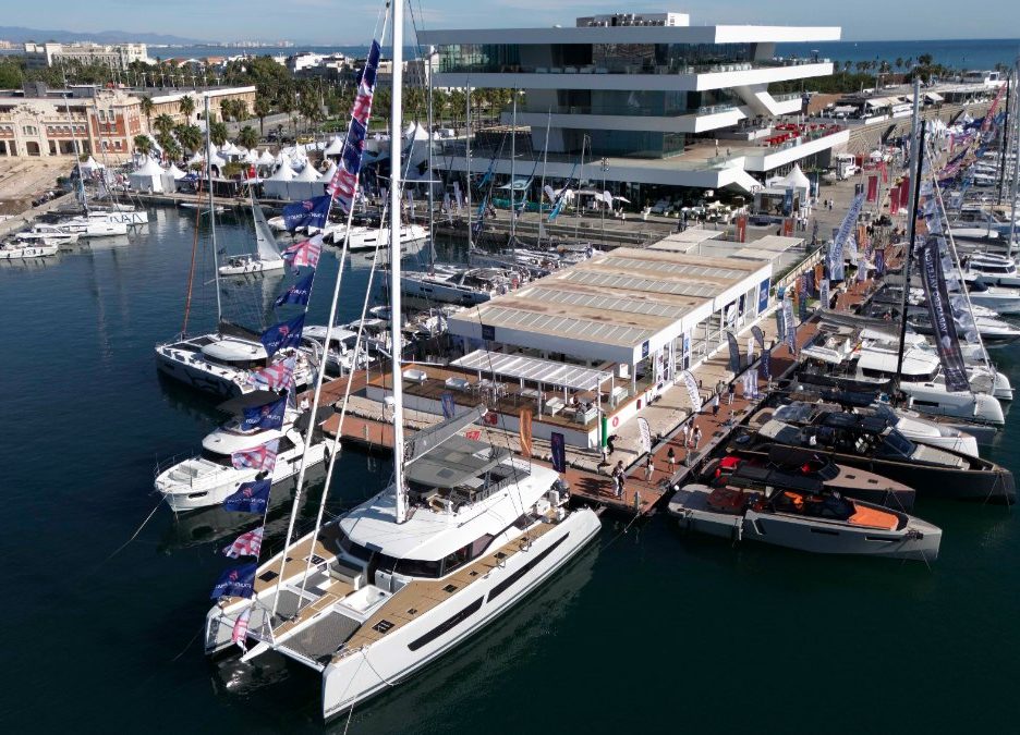 Vista aérea de los pantalanes de Marina Port Valencia con catamaranes y barcos a motor expuestos frente al edificio Veles e Vents durante el Valencia Boat Show