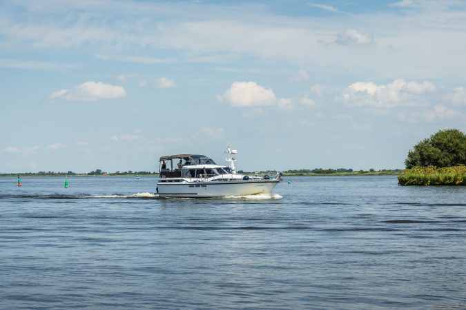 Imagen ilustrativa: crucero a motor en el canal Princesa Margarita, en los Países Bajos (no es un barco equipado con el kit Vetus)