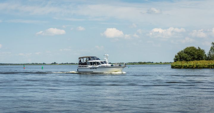Imagen ilustrativa: crucero a motor en el canal Princesa Margarita, en los Países Bajos (no es un barco equipado con el kit Vetus)