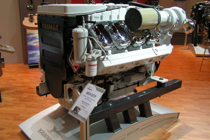 Motor marino Yanmar V8 fotografiado en 2009