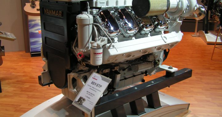 Motor marino Yanmar V8 fotografiado en 2009